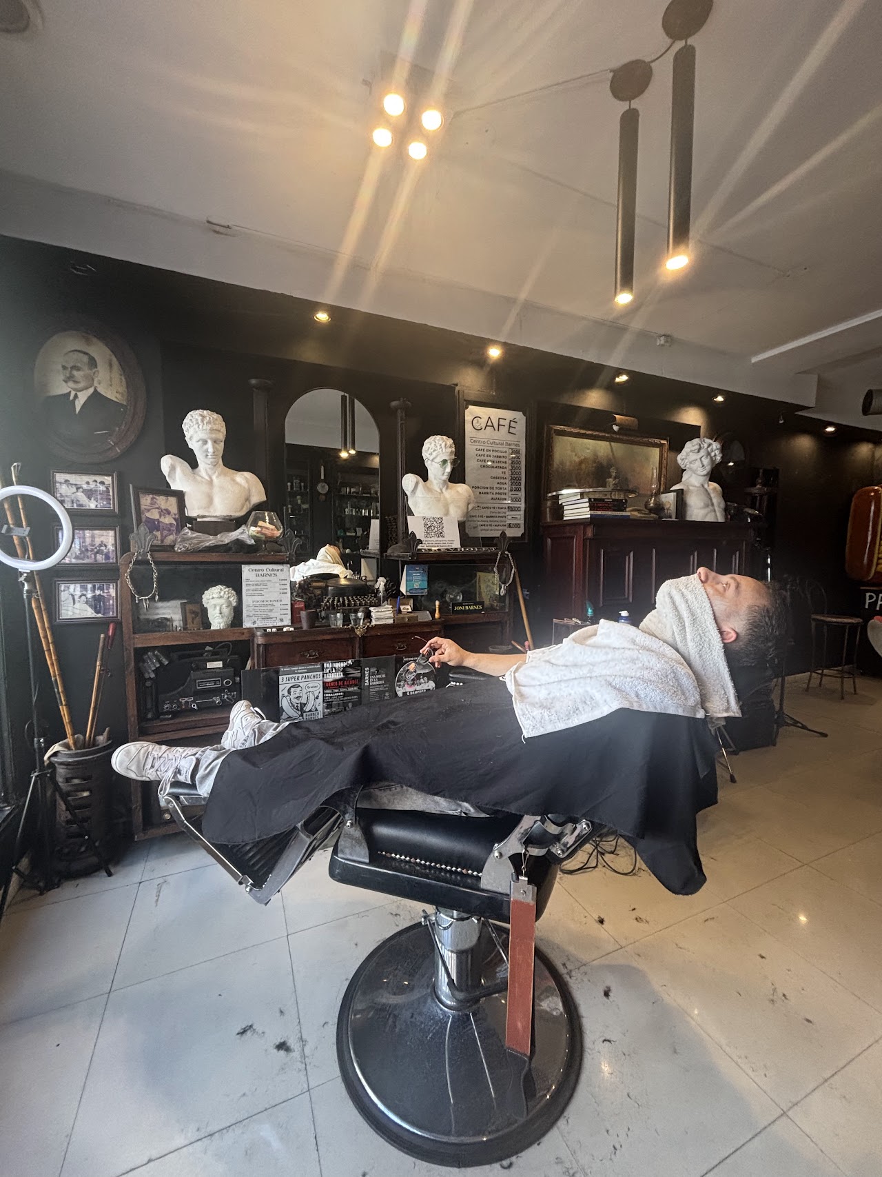Interior de BARNES, barbería y centro cultural