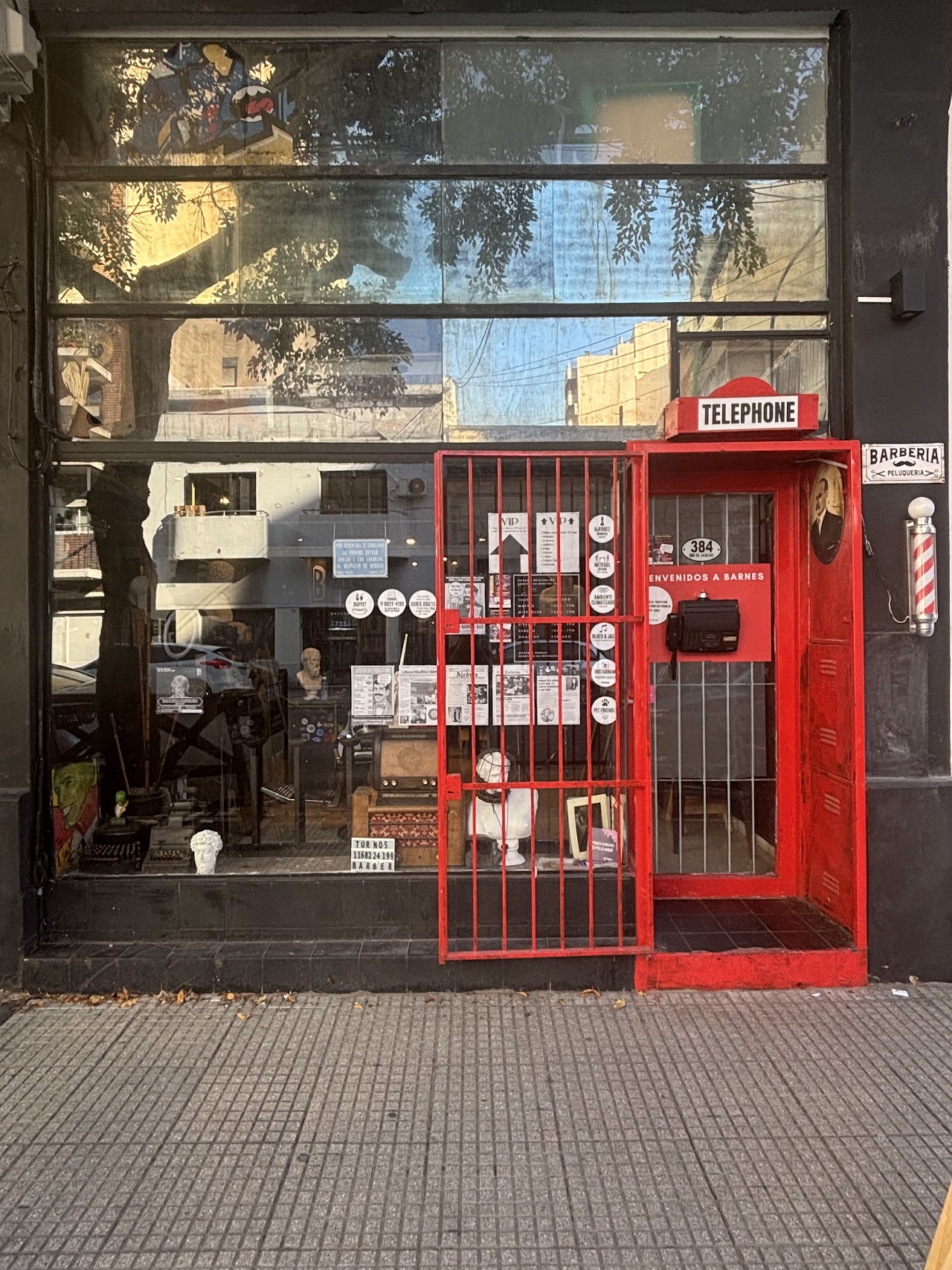 Fachada de BARNES con la cabina telefónica roja